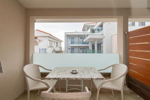 triple_studio_a4_8182